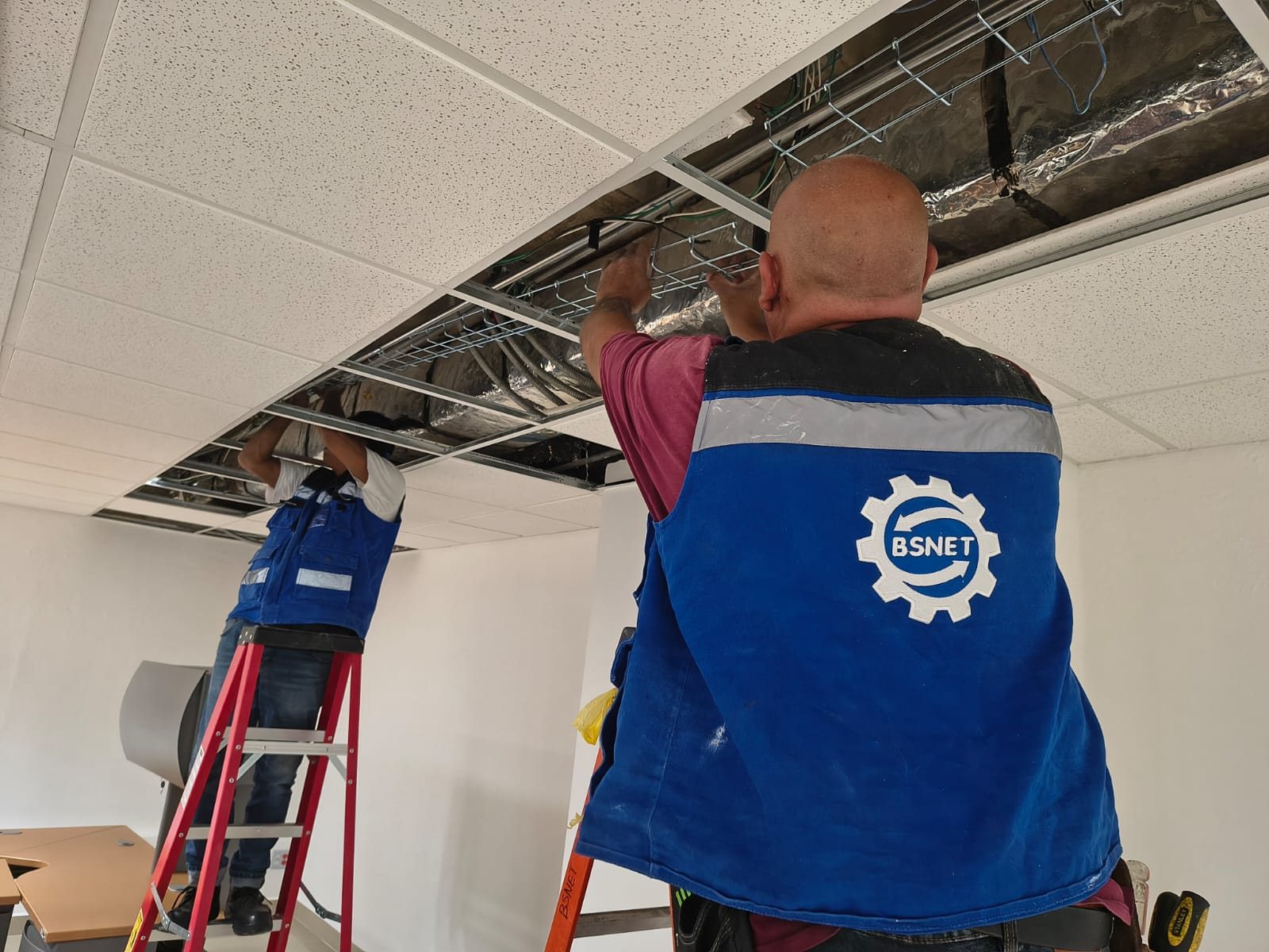 Personal técnico de BSNET ejecutando trabajos de infraestructura