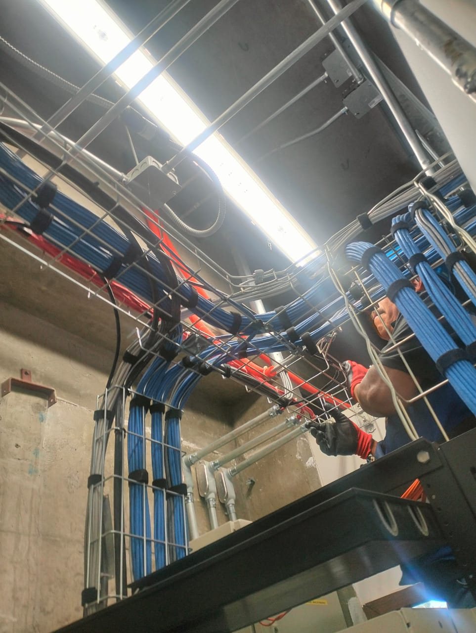 Personal técnico de BSNET realizando trabajos de infraestructura tecnológica