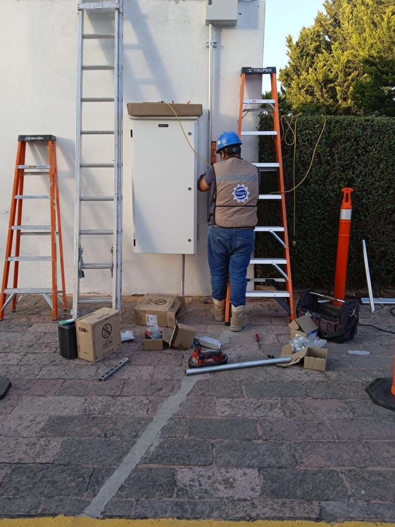 Personal técnico de BSNET realizando trabajos de infraestructura