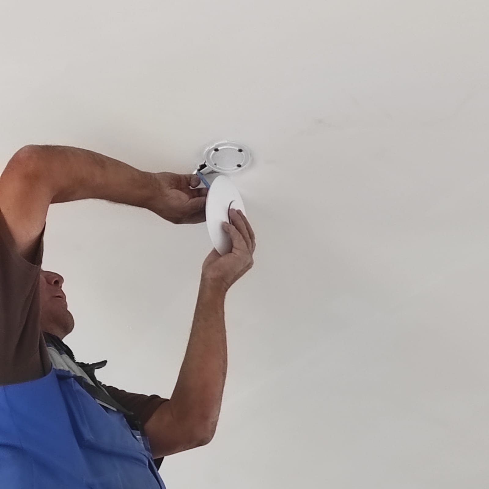 Personal técnico de BSNET implementando infraestructura tecnológica