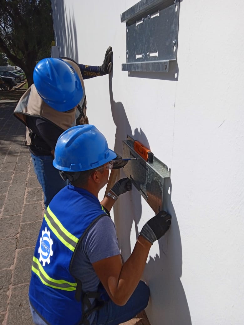 Personal técnico de BSNET México realizando trabajos de infraestructura